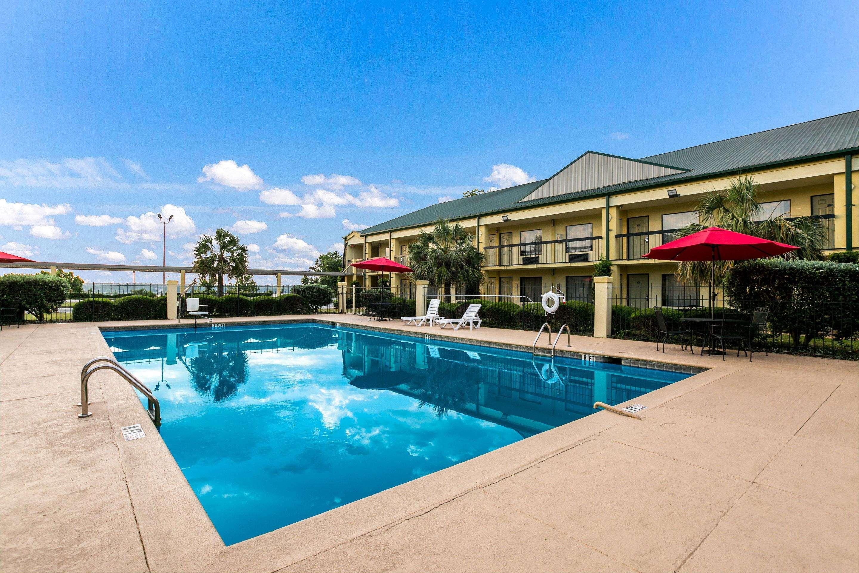 Quality Inn & Suites Near Lake Eufaula Exterior photo